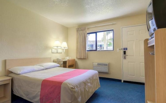 photo 2 of Motel 6 Anaheim Stadium Orange