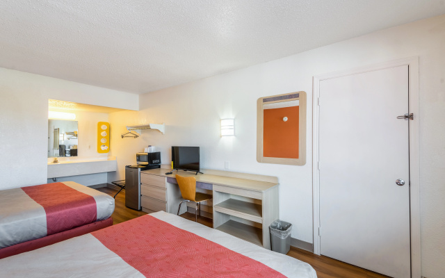 photo 2 of Motel 6 Anniston, AL