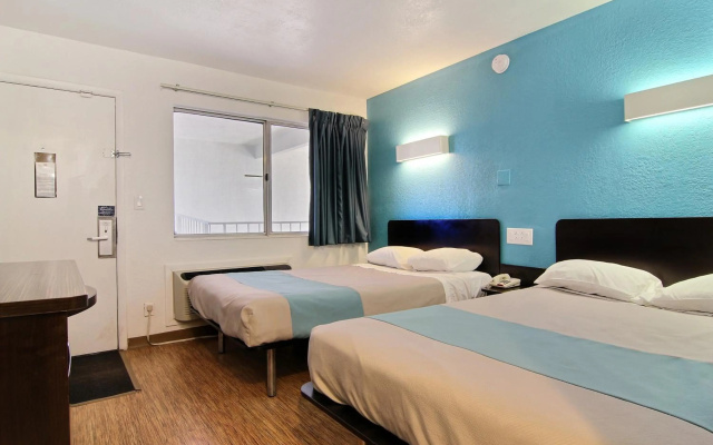 photo 4 of Motel 6 Carlsbad, NM