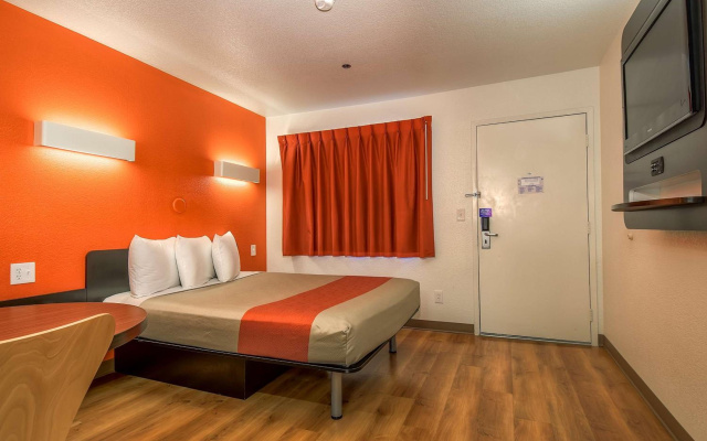 photo 2 of Motel 6 Carlsbad, CA Beach