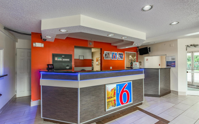 photo 2 of Motel 6 Charlotte, NC - University