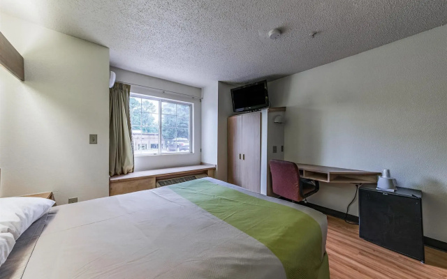 photo 5 of Motel 6 Charlotte, NC - University