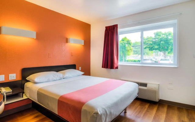 photo 4 of Motel 6 Arlington Heights, IL - Chicago North Central