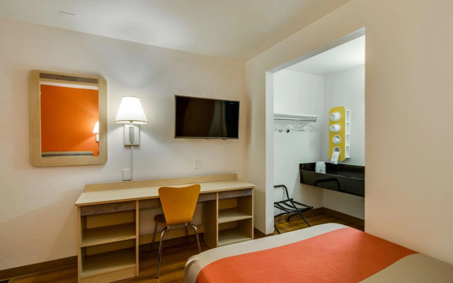 photo 3 of Motel 6 Schiller Park, IL - Chicago O'Hare