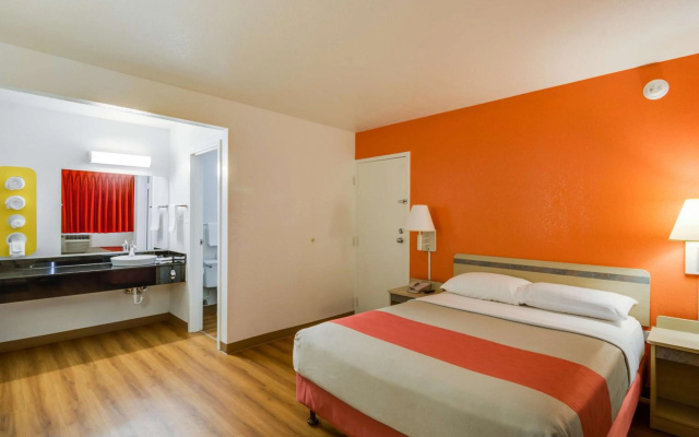 photo 4 of Motel 6 Schiller Park, IL - Chicago O'Hare