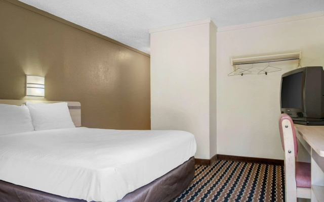 photo 3 of Rodeway Inn Sharonville - Cincinnati North