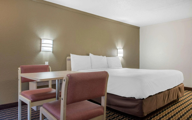 photo 5 of Rodeway Inn Sharonville - Cincinnati North