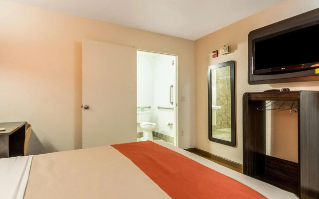 photo 3 of Motel 6 Garland, TX - Dallas