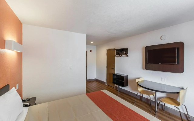 photo 2 of Motel 6 Dallas, TX - South