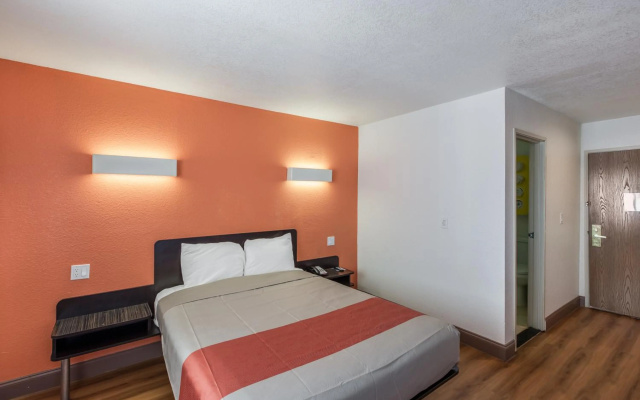 photo 3 of Motel 6 Dallas, TX - South