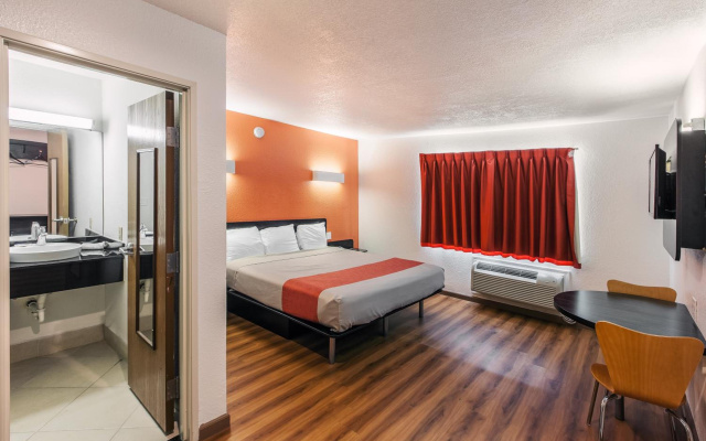 photo 4 of Motel 6 Dallas, TX - South