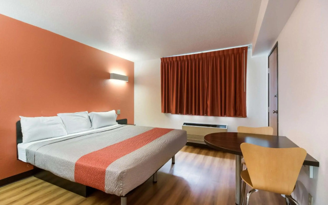 photo 5 of Motel 6 Davenport, IA