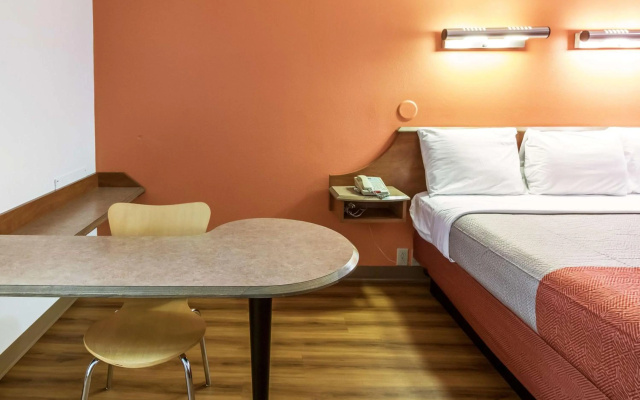 photo 2 of Motel 6 Dayton, OH - Englewood