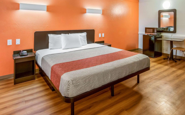 photo 2 of Motel 6 Euless, TX - DFW West