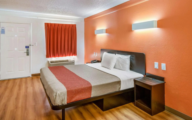 photo 4 of Motel 6 Euless, TX - DFW West