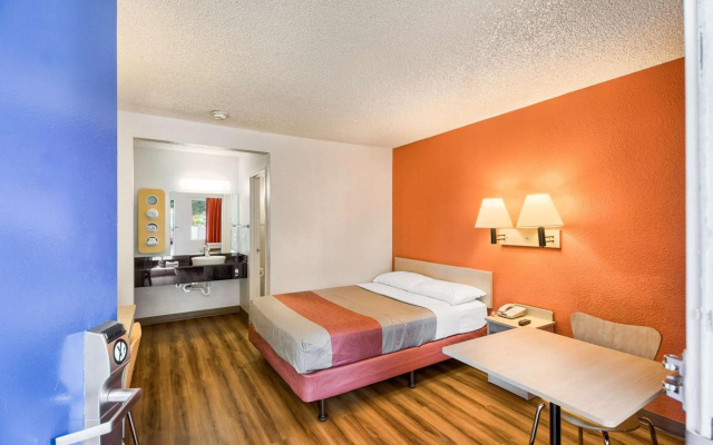photo 5 of Motel 6 Everett, WA - South