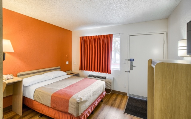 photo 3 of Motel 6 Everett, WA - South