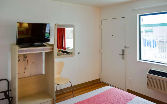 photo 2 of Motel 6 Gulfport, MS – Airport