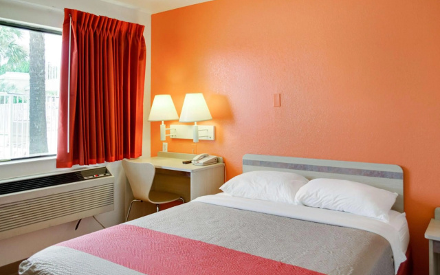 photo 4 of Motel 6 Gulfport, MS – Airport