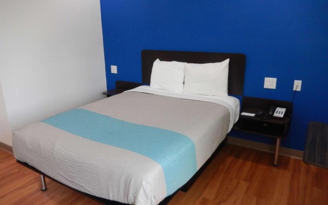 photo 3 of Motel 6 Houston - Downtown North
