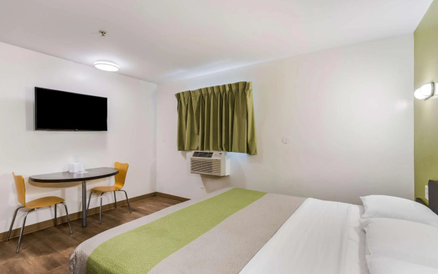 photo 5 of Motel 6 Jacksonville, FL - South