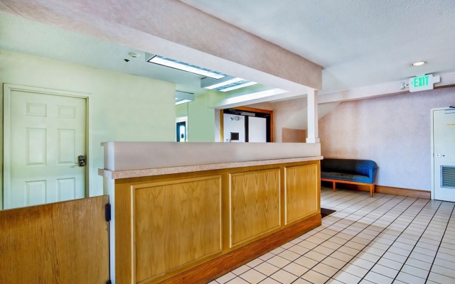 photo 2 of Motel 6 Jeffersonville, In - Louisville