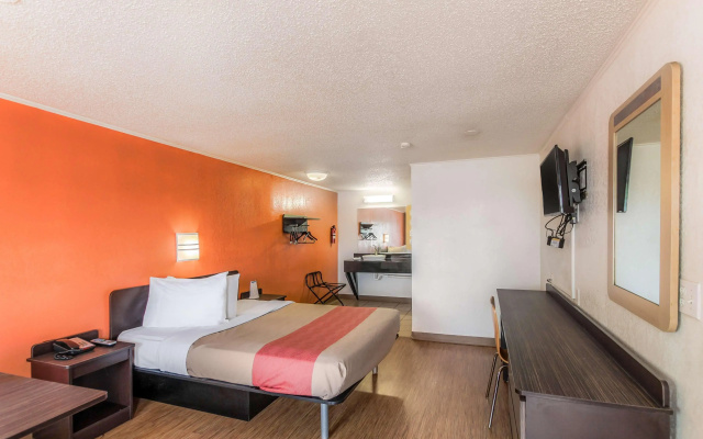 photo 3 of Motel 6 Kalamazoo, MI GA