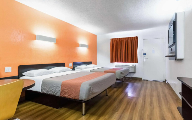 photo 4 of Motel 6 Long Beach, CA - International City