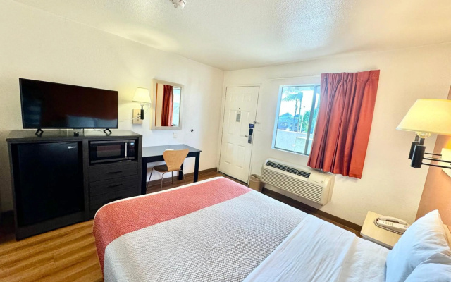 photo 4 of Motel 6 Bellflower, CA - Los Angeles