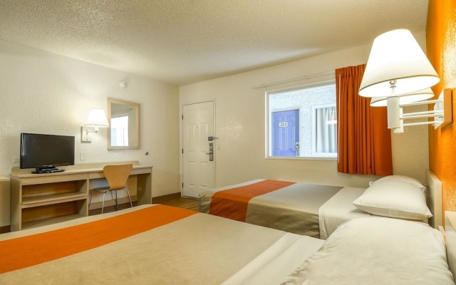 photo 2 of Motel 6 Los Angeles - Norwalk