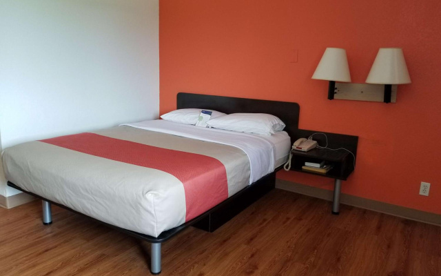 photo 2 of Motel 6 Normal, IL - Bloomington Area