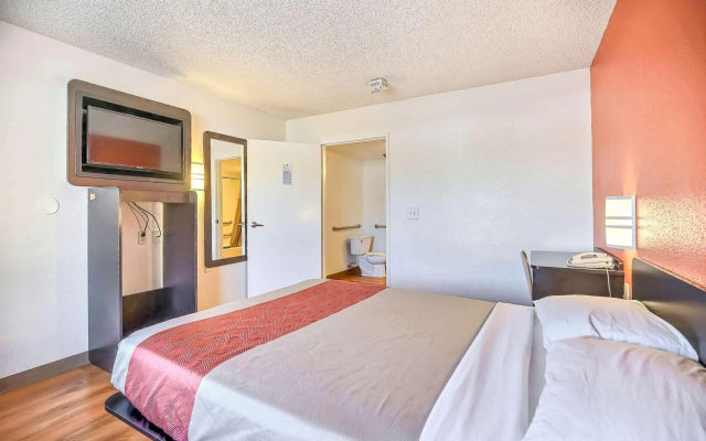 photo 4 of Motel 6 Oakland, CA - Embarcadero