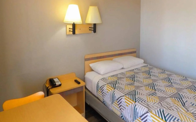 photo 4 of Motel 6 Ontario, OR