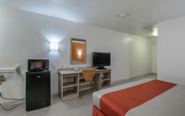photo 5 of Motel 6 Pasadena, TX