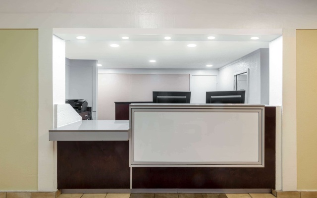 photo 3 of Travelodge by Wyndham Essington / Philadelphia Airport