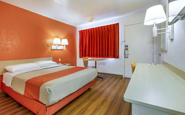 photo 4 of Motel 6 Phoenix North - Bell Road