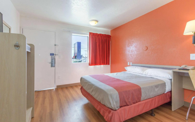 photo 5 of Motel 6 Phoenix North - Bell Road
