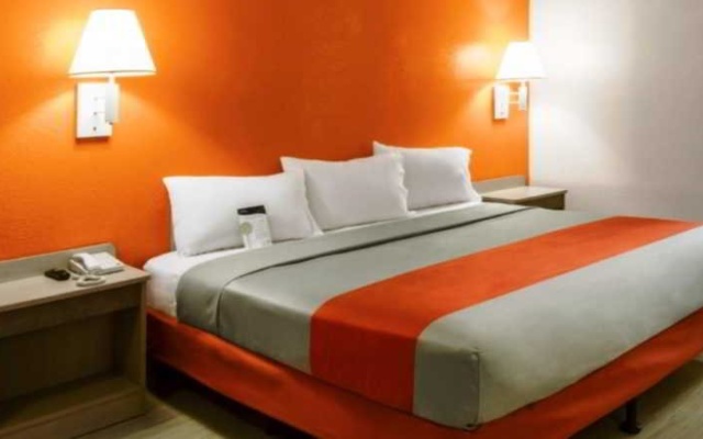photo 2 of Motel 6 Portland Downtown 4463 Hotel