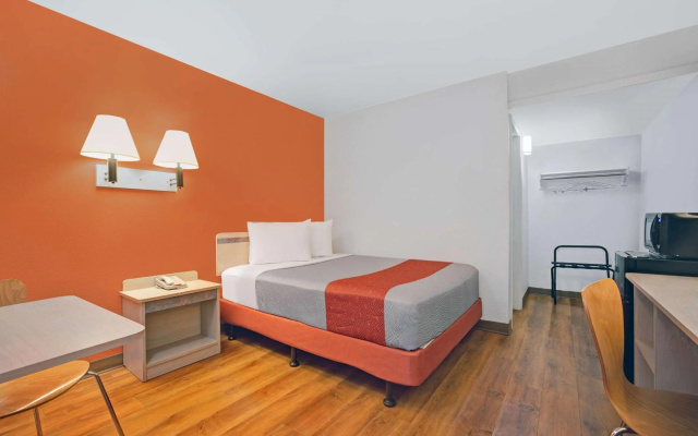 photo 2 of Motel 6 Troutdale, OR - Portland East