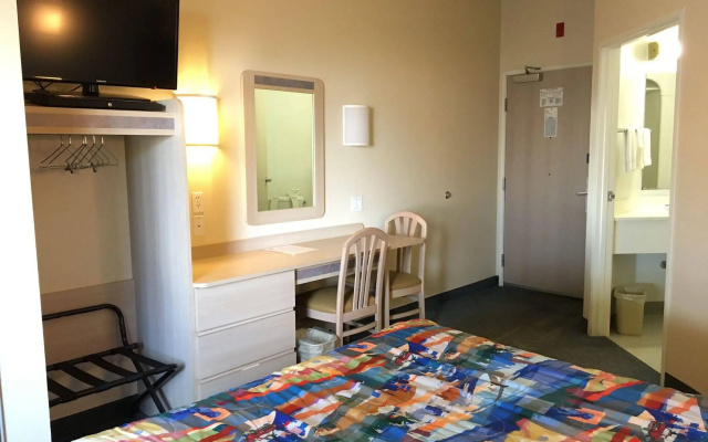photo 3 of Motel 6-Portland, OR - North
