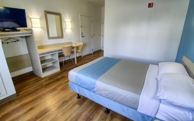photo 4 of Motel 6 Portsmouth, NH