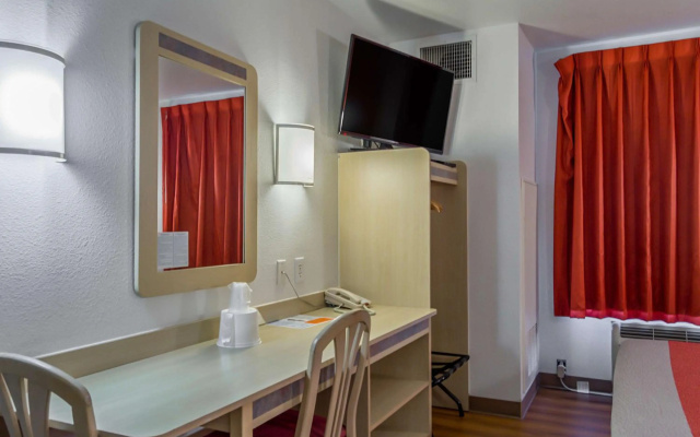 photo 3 of Motel 6 Redmond, OR