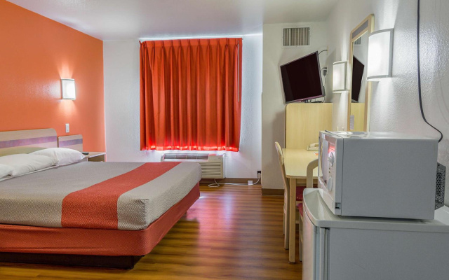 photo 4 of Motel 6 Redmond, OR