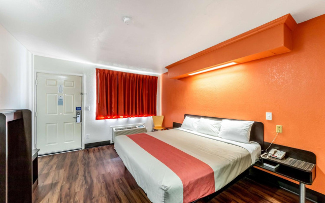 photo 4 of Motel 6 San Antonio, Tx - Frost Bank Center