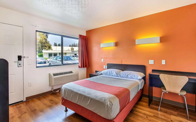 photo 5 of Motel 6 Sunnyvale, CA - South