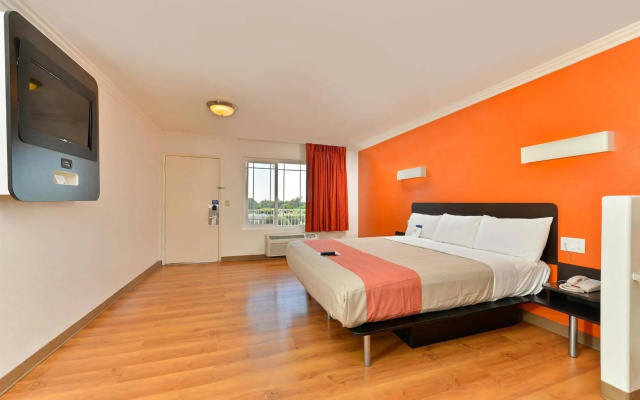 photo 4 of Motel 6-Vista, CA