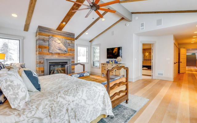photo 5 of Vail Mountain Retreat w/ Hot Tub & Deck!