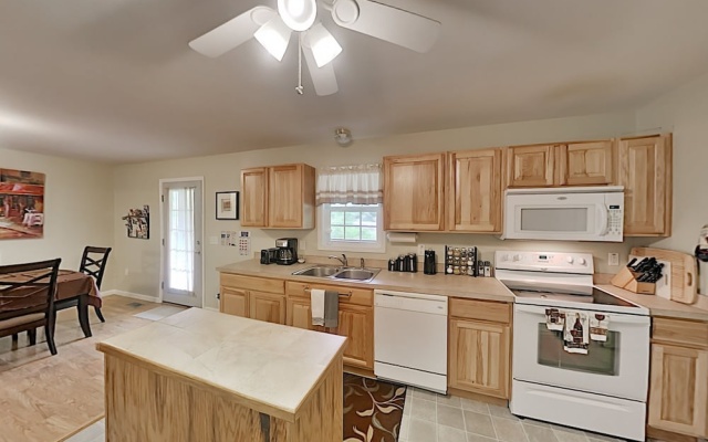 photo 4 of Mountain-view Hideaway W/ Hot Tub & Game Room 4 Bedroom Home