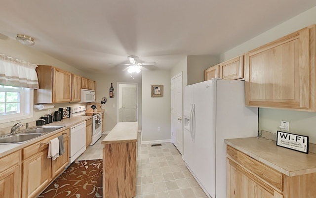 photo 5 of Mountain-view Hideaway W/ Hot Tub & Game Room 4 Bedroom Home