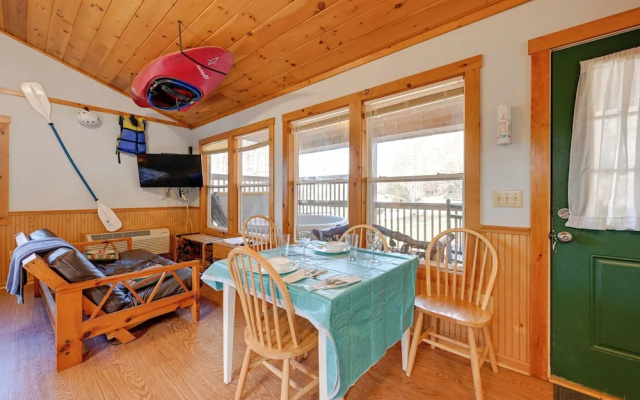 photo 5 of Cabin w/ Hot Tub - Near Nantahala Outdoor Center!